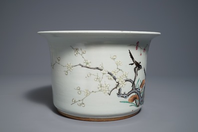 Een Chinese famille rose cachepot met eksters op prunusbloesems, 19/20e eeuw