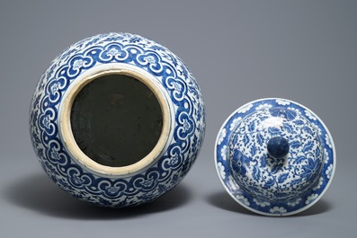 Een Chinese blauwwitte dekselvaas met lotusslingers, 19e eeuw