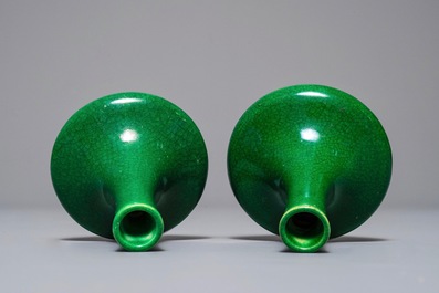 Une paire de vases miniatures en porcelaine de Chine vert monochrome, Kangxi