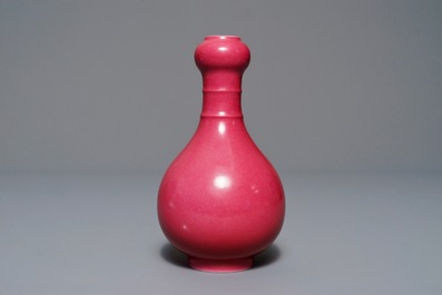 Een Chinese monochrome roze vaas, Yongzheng merk, 19/20e eeuw
