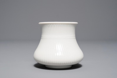 Un pot &agrave; pinceaux en porcelaine blanc de Chine, Kangxi