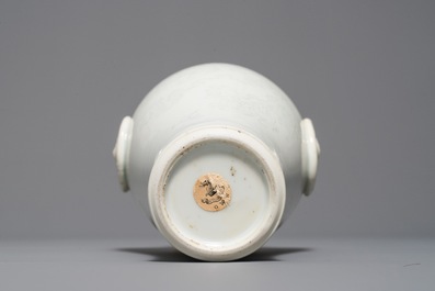 Un vase en porcelaine blanc de Chine de Dehua &agrave; d&eacute;cor anhua, Kangxi