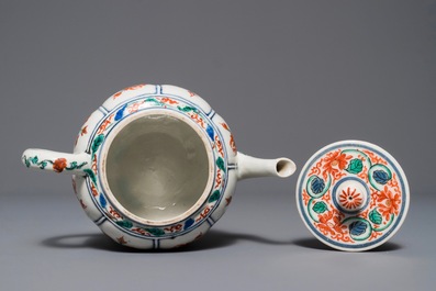A Japanese Kakiemon teapot and cover, Edo, 17th C.