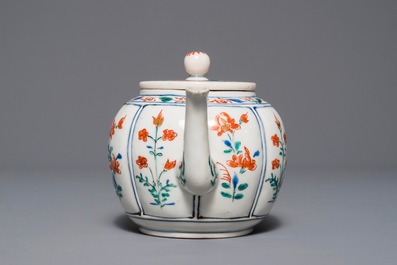 A Japanese Kakiemon teapot and cover, Edo, 17th C.