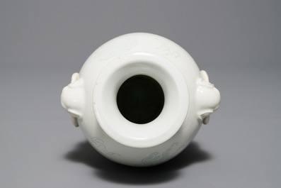 Un vase en porcelaine blanc de Chine de Dehua &agrave; d&eacute;cor anhua, Kangxi