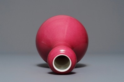 Een Chinese monochrome roze vaas, Yongzheng merk, 19/20e eeuw