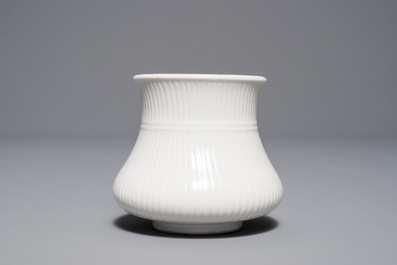Un pot &agrave; pinceaux en porcelaine blanc de Chine, Kangxi
