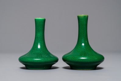Une paire de vases miniatures en porcelaine de Chine vert monochrome, Kangxi