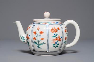 A Japanese Kakiemon teapot and cover, Edo, 17th C.