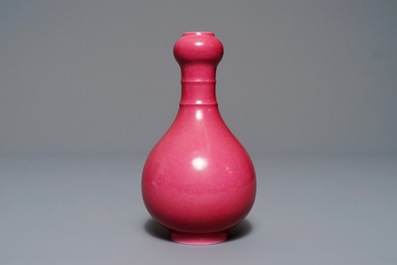 Een Chinese monochrome roze vaas, Yongzheng merk, 19/20e eeuw
