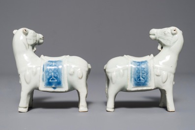 Une paire de mod&egrave;les de chevaux en porcelaine de Chine bleu et blanc, Qianlong