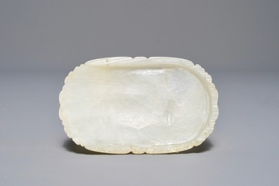 Une plaque en jade sculpt&eacute; orn&eacute;e d'une main de Bouddha, Chine, 19&egrave;me
