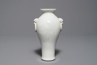 Un vase en porcelaine blanc de Chine de Dehua &agrave; d&eacute;cor anhua, Kangxi
