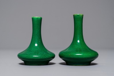 Une paire de vases miniatures en porcelaine de Chine vert monochrome, Kangxi