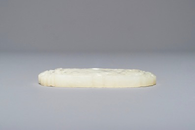 Une plaque en jade sculpt&eacute; orn&eacute;e d'une main de Bouddha, Chine, 19&egrave;me