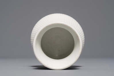 Un pot &agrave; pinceaux en porcelaine blanc de Chine, Kangxi