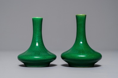 Une paire de vases miniatures en porcelaine de Chine vert monochrome, Kangxi