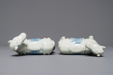Une paire de mod&egrave;les de chevaux en porcelaine de Chine bleu et blanc, Qianlong