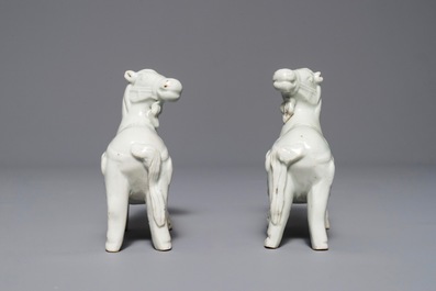 Une paire de mod&egrave;les de chevaux en porcelaine de Chine bleu et blanc, Qianlong