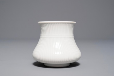 Un pot &agrave; pinceaux en porcelaine blanc de Chine, Kangxi