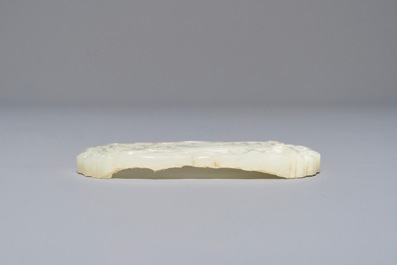 Une plaque en jade sculpt&eacute; orn&eacute;e d'une main de Bouddha, Chine, 19&egrave;me