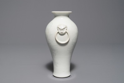 Un vase en porcelaine blanc de Chine de Dehua &agrave; d&eacute;cor anhua, Kangxi