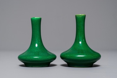 Une paire de vases miniatures en porcelaine de Chine vert monochrome, Kangxi