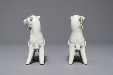 Une paire de mod&egrave;les de chevaux en porcelaine de Chine bleu et blanc, Qianlong