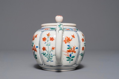 A Japanese Kakiemon teapot and cover, Edo, 17th C.