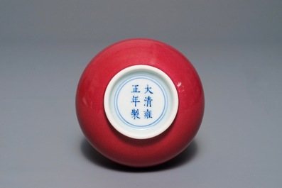 Een Chinese monochrome roze vaas, Yongzheng merk, 19/20e eeuw