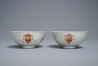 Une paire de bols en porcelaine de Chine famille rose, marque et &eacute;poque de Daoguang
