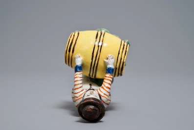 Un mod&egrave;le d'un marchand de vin en fa&iuml;ence polychrome de Delft, 18&egrave;me
