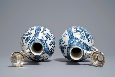 Een paar blauwwitte Delftse kannen in Japanse Arita-stijl met zilveren deksels, ca. 1700