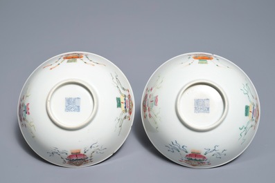 Une paire de bols en porcelaine de Chine famille rose, marque et &eacute;poque de Daoguang