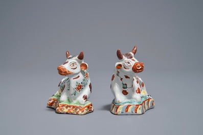 Une paire de vaches sur bases rectangulaires en fa&iuml;ence de Delft petit feu, 18&egrave;me