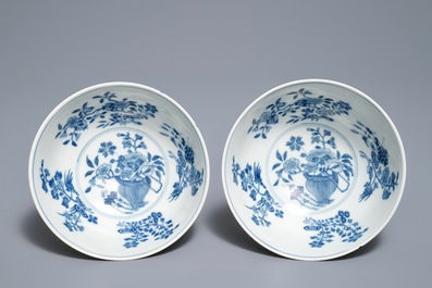 Une paire de bols en porcelaine de Chine famille rose, marque et &eacute;poque de Daoguang