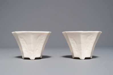 Une paire de coupes octagonaux en porcelaine blanc de Chine de Dehua &agrave; d&eacute;cor anhua, &eacute;poque Transition