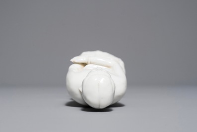 Een Chinese Dehua blanc de Chine figuur van 'Adam', Kangxi