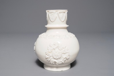 Een Chinese Dehua blanc de Chine hookah-basis met reli&euml;fdecor, Kangxi