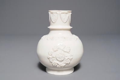 Een Chinese Dehua blanc de Chine hookah-basis met reli&euml;fdecor, Kangxi
