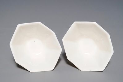 Une paire de coupes octagonaux en porcelaine blanc de Chine de Dehua &agrave; d&eacute;cor anhua, &eacute;poque Transition