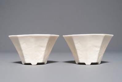 Une paire de coupes octagonaux en porcelaine blanc de Chine de Dehua &agrave; d&eacute;cor anhua, &eacute;poque Transition