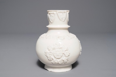 Een Chinese Dehua blanc de Chine hookah-basis met reli&euml;fdecor, Kangxi