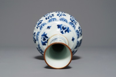 A lobed Chinese blue and white Islamic market huqqa base, Kangxi