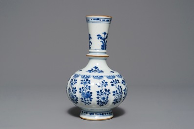 A lobed Chinese blue and white Islamic market huqqa base, Kangxi
