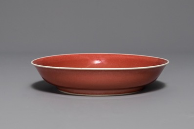 Une assiette en porcelaine de Chine rouge monochrome, Qianlong
