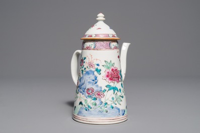 Een Chinese famille rose chocoladekan met deksel, Yongzheng