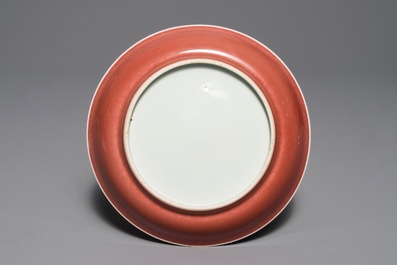 Une assiette en porcelaine de Chine rouge monochrome, Qianlong