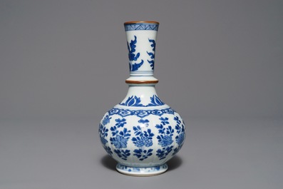 Een gelobde Chinese blauwwitte hookah-basis voor de islamitische markt, Kangxi