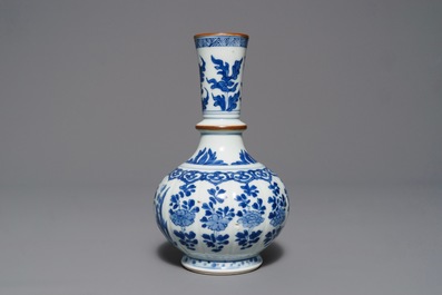 Een gelobde Chinese blauwwitte hookah-basis voor de islamitische markt, Kangxi